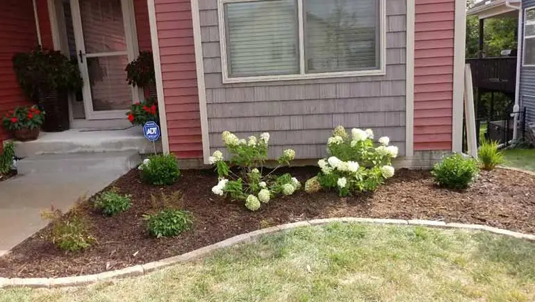 Mulch installation at a Des Moines, IA home.