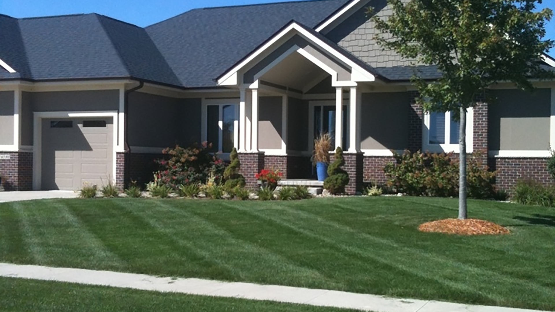  A professionally maintained lawn and landscape at a home in Des Moines, IA.