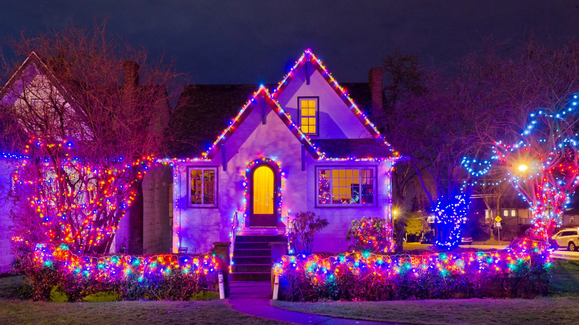 Here's What to Expect With a Professional Holiday Lighting Service