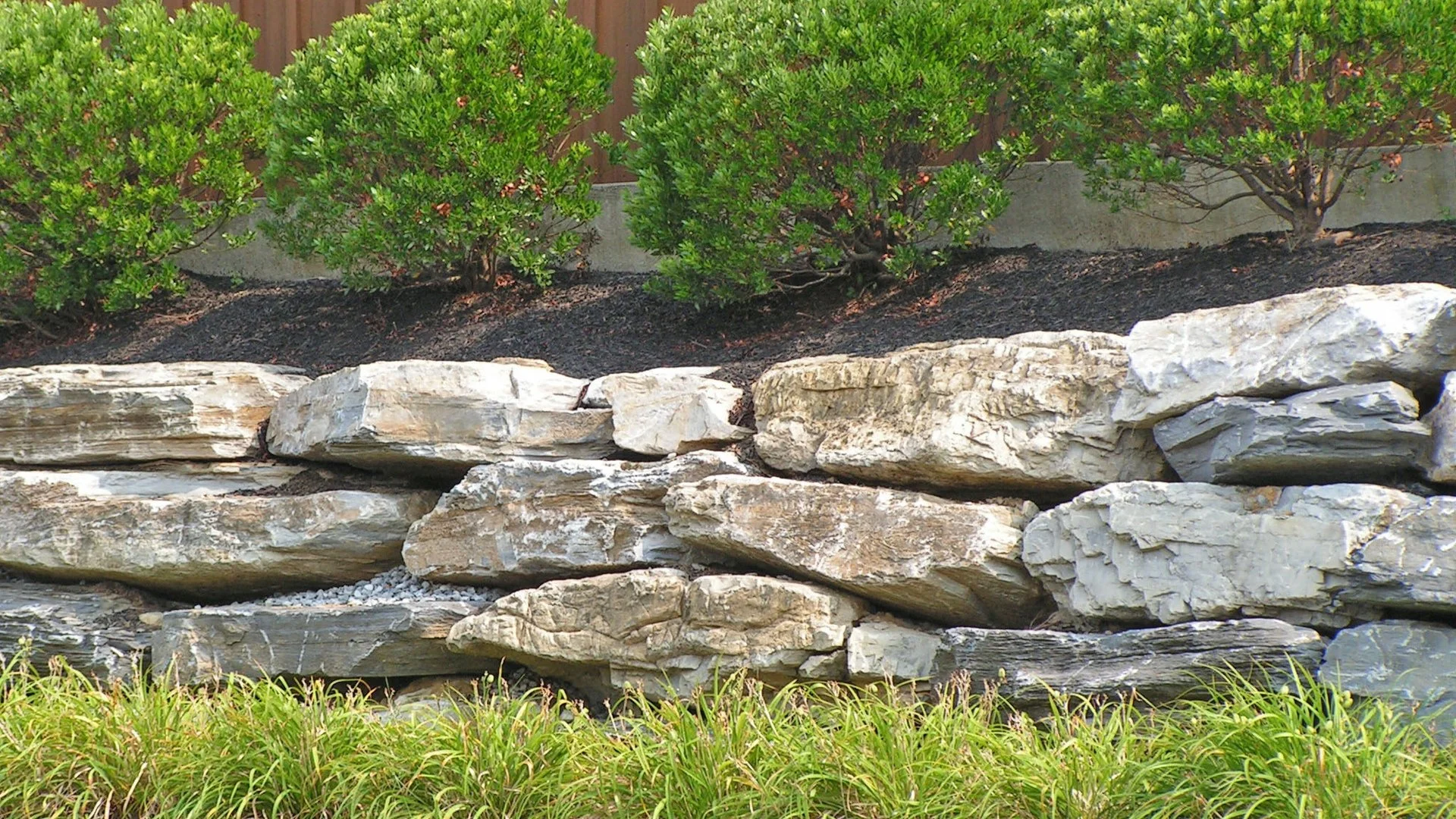 How Retaining Walls Improve Sloped Yards