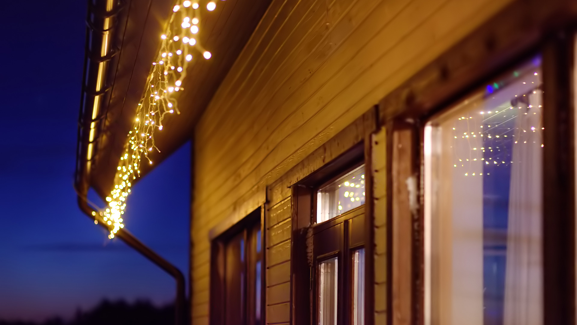 Planning on Hiring Professionals for Your Holiday Lighting? The Time Is Now