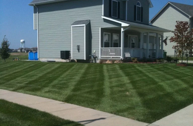Home with perfect lawn in Des Moines, IA.